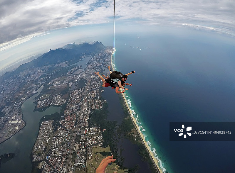 双人在里约热内卢上空跳伞图片素材