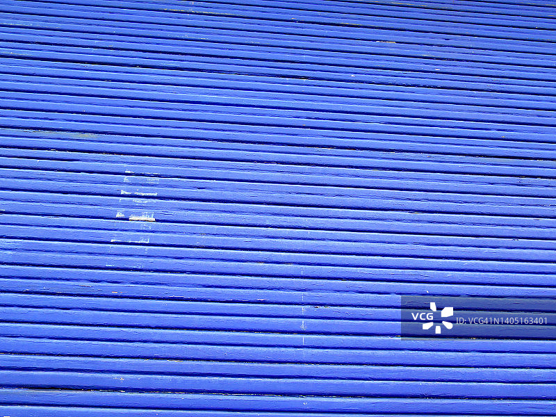 一个旧的蓝色油漆木制卷帘门特写在布鲁塞尔，比利时图片素材