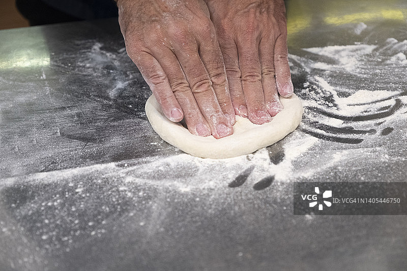 烘烤过程中，将面团揉成小球，做成披萨图片素材