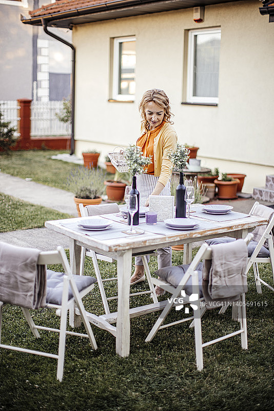 服务户外聚会餐桌的女人图片素材
