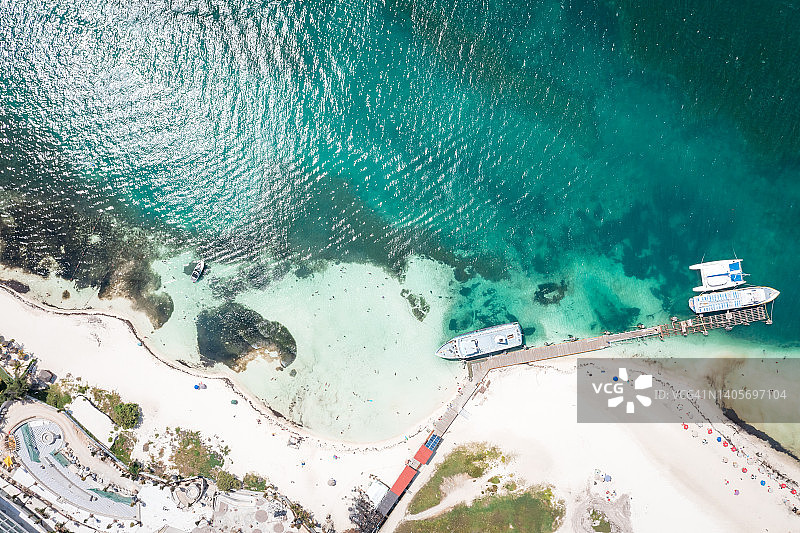 俯瞰美丽的海滩。无人机拍摄的蓝绿色海水在海滩-文字空间。加勒比海海滨海滩，碧蓝的海水和大浪鸟瞰图。坎昆海滩鸟瞰图。图片素材