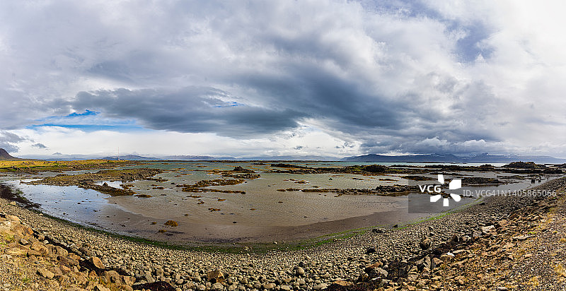 沿着冰岛西峡湾雷克霍勒的卡尔西雅维古尔海岸欣赏美丽的自然风光图片素材