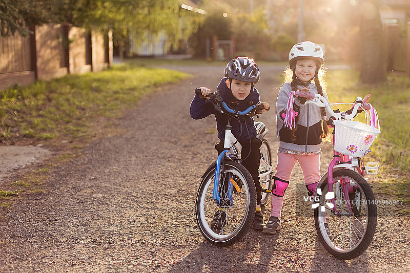 快乐的男孩和女孩骑自行车图片素材