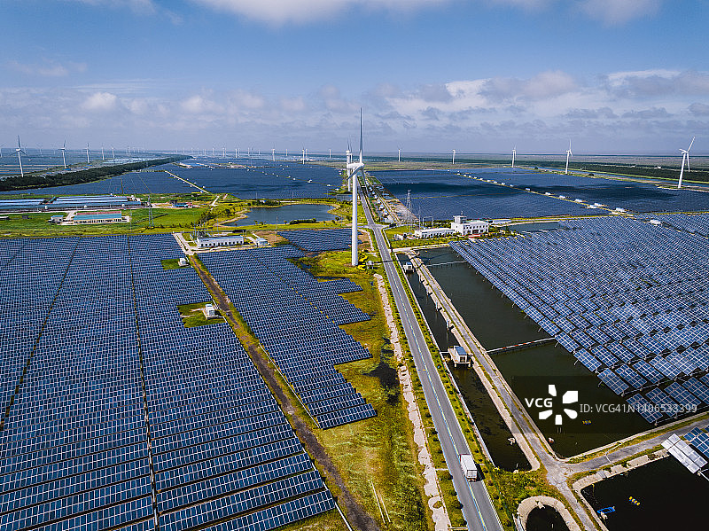 太阳能发电站和风力涡轮机鸟瞰图，混合了新的绿色能源图片素材