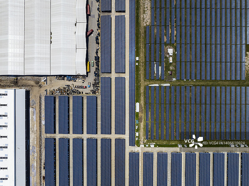 工厂屋顶和停车场安装的太阳能电池板鸟瞰图图片素材