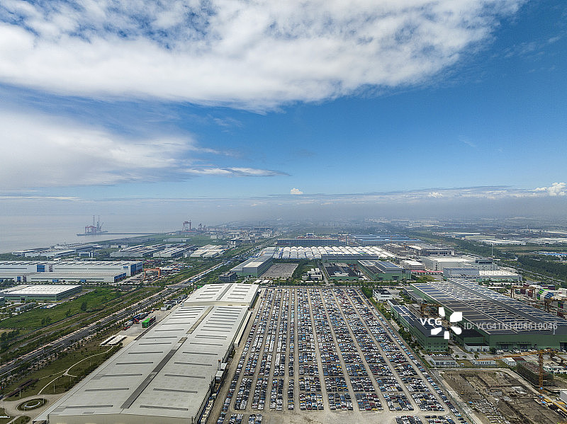 鸟瞰图，进口和出口的新车排在港口图片素材