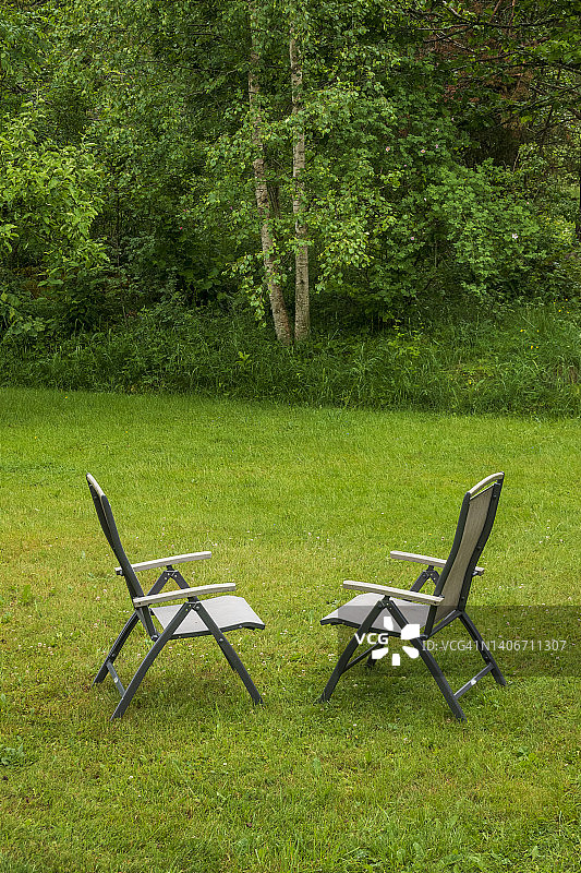 花园里的两把空椅子图片素材