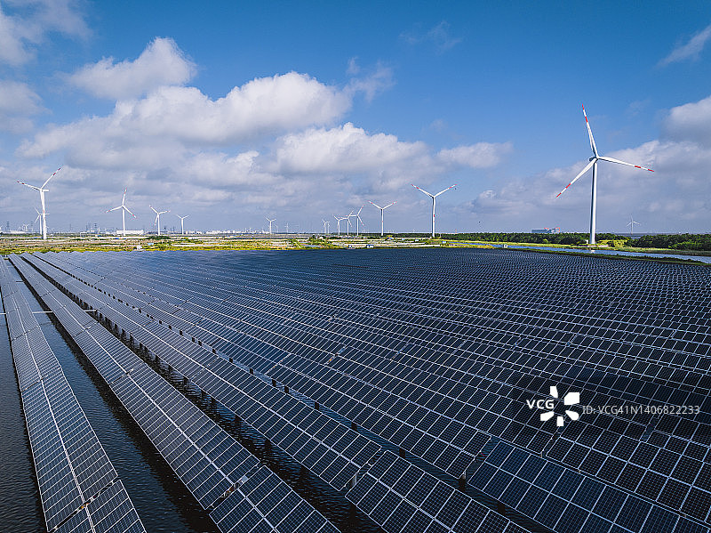 湖上的太阳能发电站和风力涡轮机厂，蓝天碧水，新绿色能源概念图图片素材