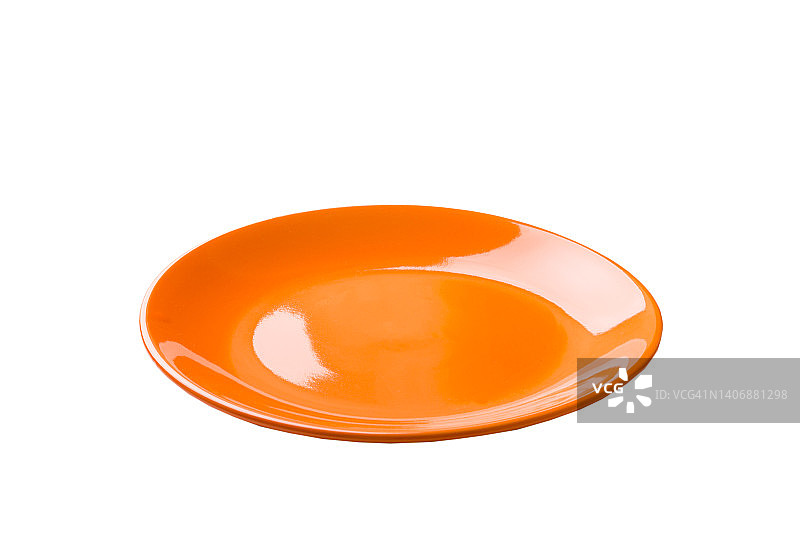 橙色圆形陶瓷板孤立在白色背景。透视图图片素材