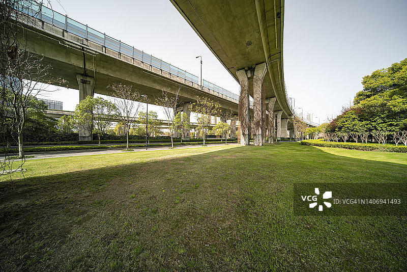 城市立交桥下的草坪图片素材