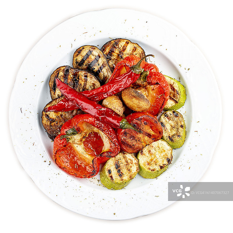 在白色盘子里烤烤蔬菜。甜椒，西红柿，西葫芦，茄子。俯视图图片素材