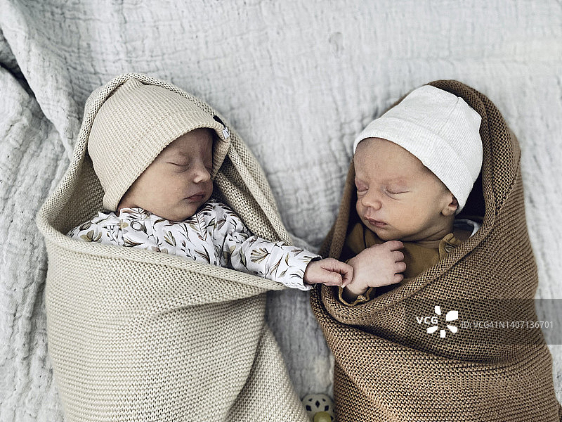 沉睡的新生双胞胎男孩和女孩图片素材