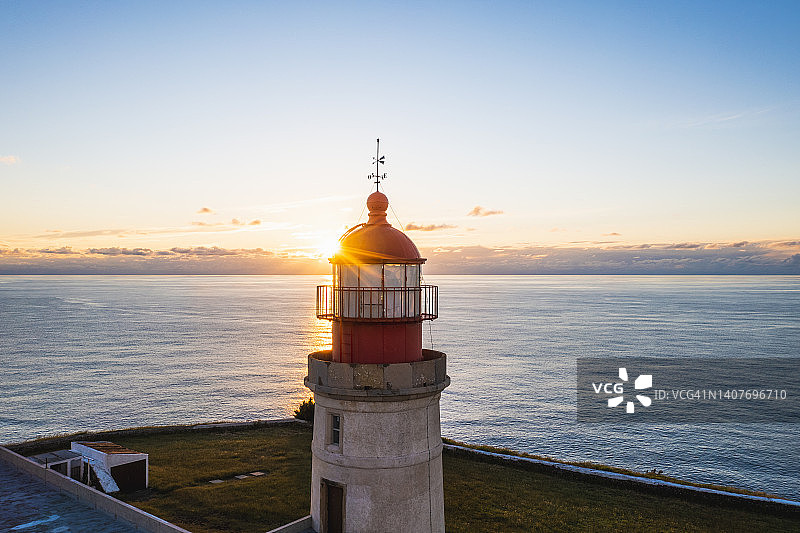 日落时分的庞塔杜帕戈灯塔。葡萄牙马德拉群岛图片素材