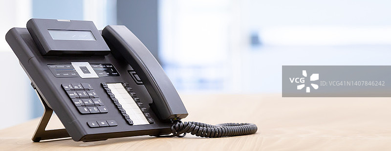 关闭办公室的固定电话，沟通支持，呼叫中心和客户服务帮助台。对于(呼叫中心)概念。图片素材