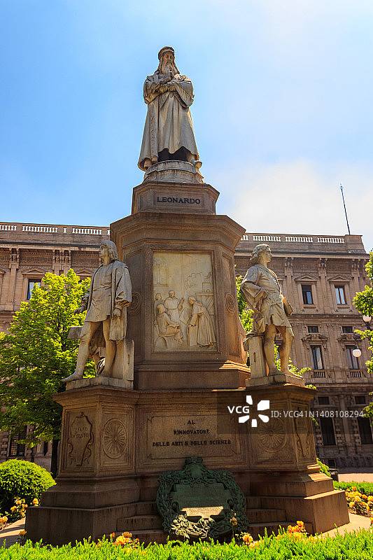 列奥纳多·达·芬奇雕像位于意大利米兰的斯卡拉广场图片素材