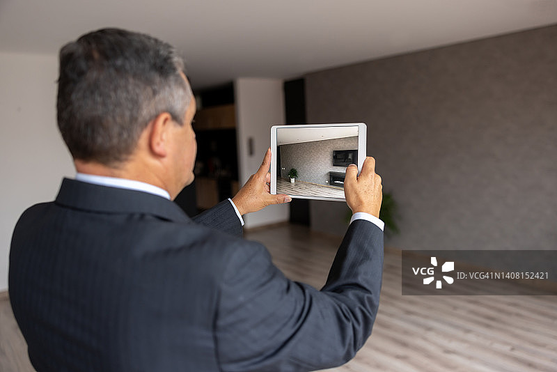 房地产经纪人使用平板电脑虚拟参观房屋图片素材