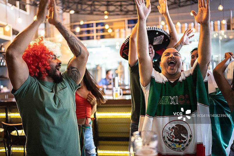 墨西哥球迷在酒吧观看足球比赛并庆祝图片素材