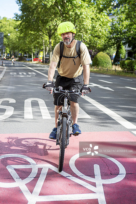 城市中的自行车道——城市交通概念图片素材