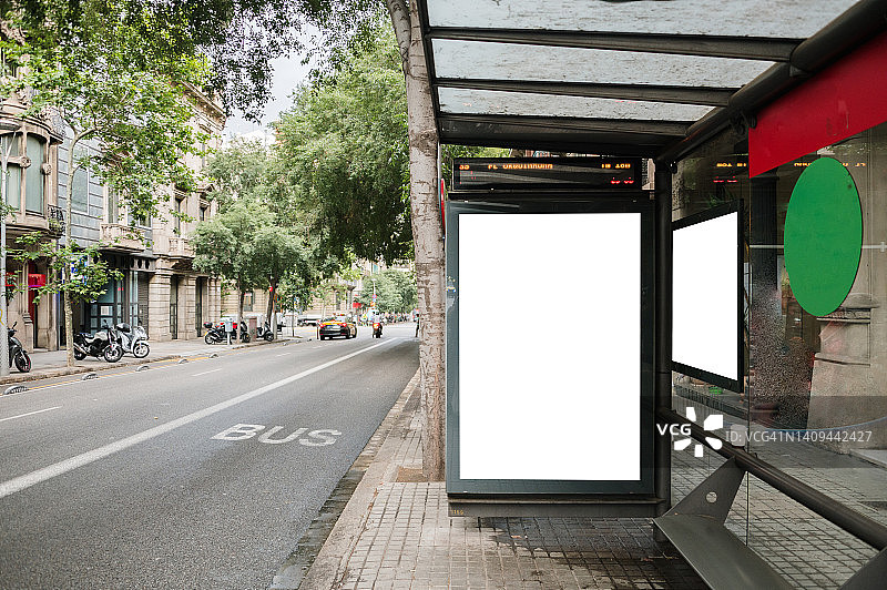 有空白广告牌的公交车站图片素材