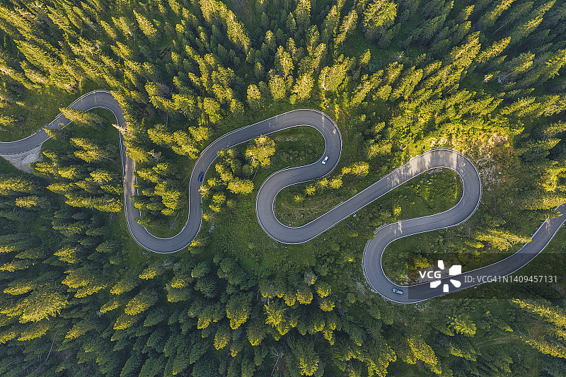 白云石国家公园中蜿蜒穿过茂密绿色森林的公路鸟瞰图图片素材