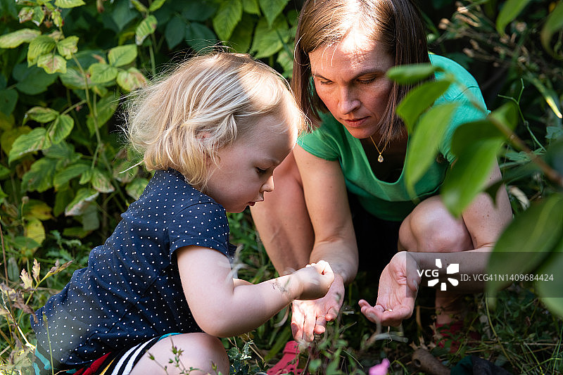 小女孩和妈妈在花园里图片素材