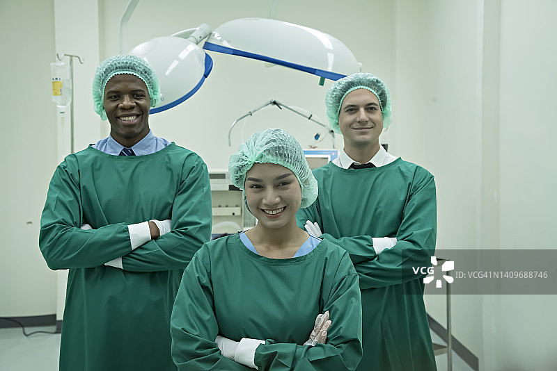 外科医生团队在手术室的画像。图片素材