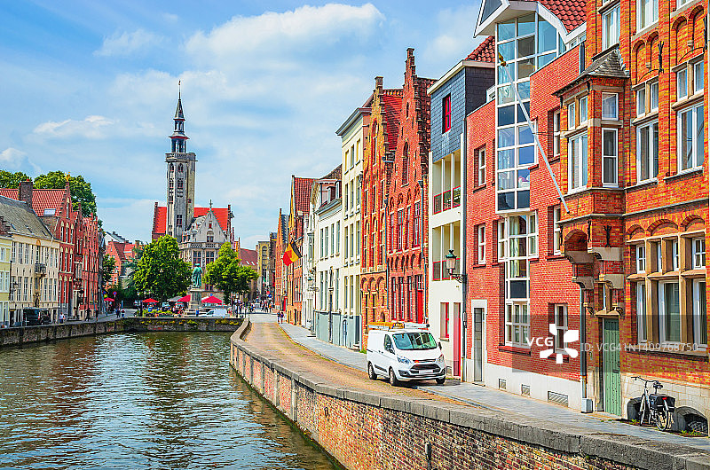 比利时布鲁日(布鲁日)老城，美丽的运河和传统的房屋图片素材