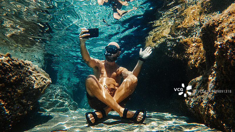 水下用手机自拍:社交媒体成瘾图片素材