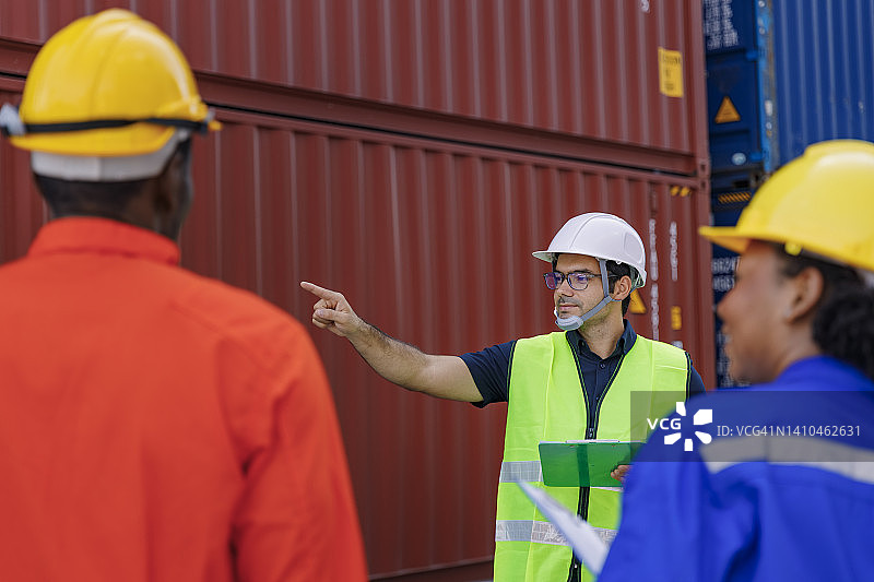 负责企业物流、进出口运输或货物运输集装箱仓库的质量控制。图片素材
