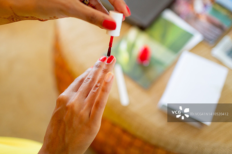 用指甲花纹身的女人把指甲涂成红色图片素材