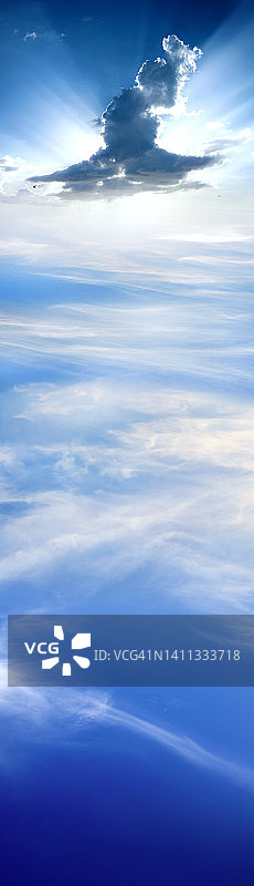 戏剧性的空的多云天空与灿烂的太阳为垂直全景背景图片素材