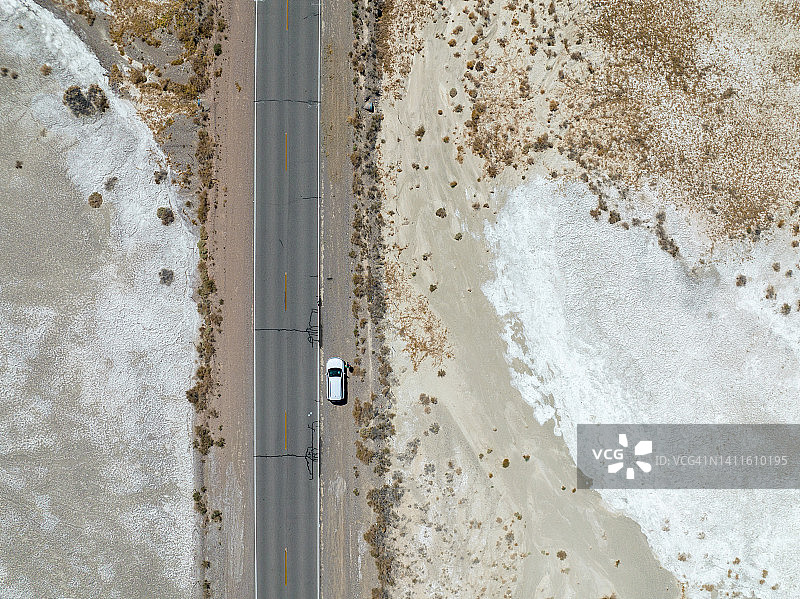开车穿过沙漠图片素材