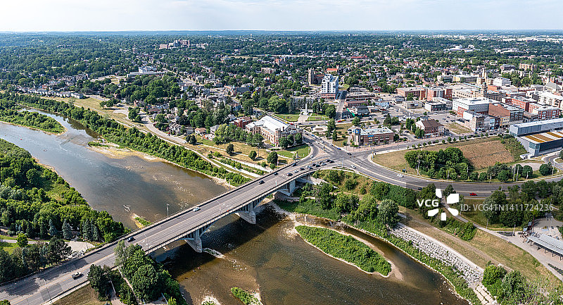 加拿大布兰特福德格兰德河上空的洛恩桥图片素材