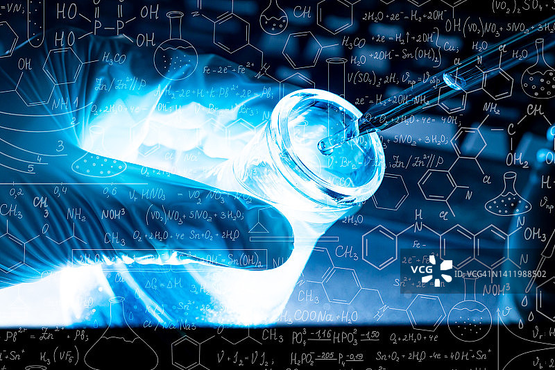 科学蓝色玻璃试管实验，烧瓶在科学家手中装有试管，实验室玻璃器皿用滴管将液体滴入试管中。科学实验室试管，实验室设备图片素材