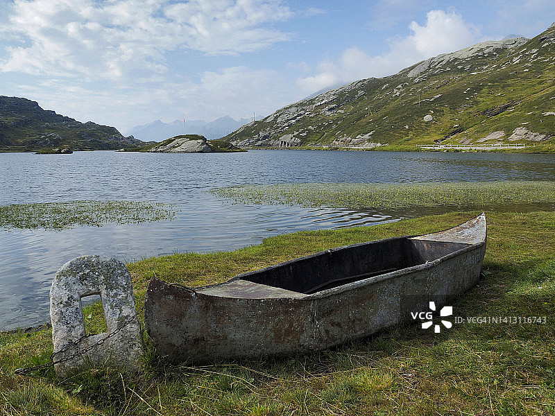 瑞士，圣贝纳迪诺山口，Laghetto Moesola的旧金属独木舟图片素材