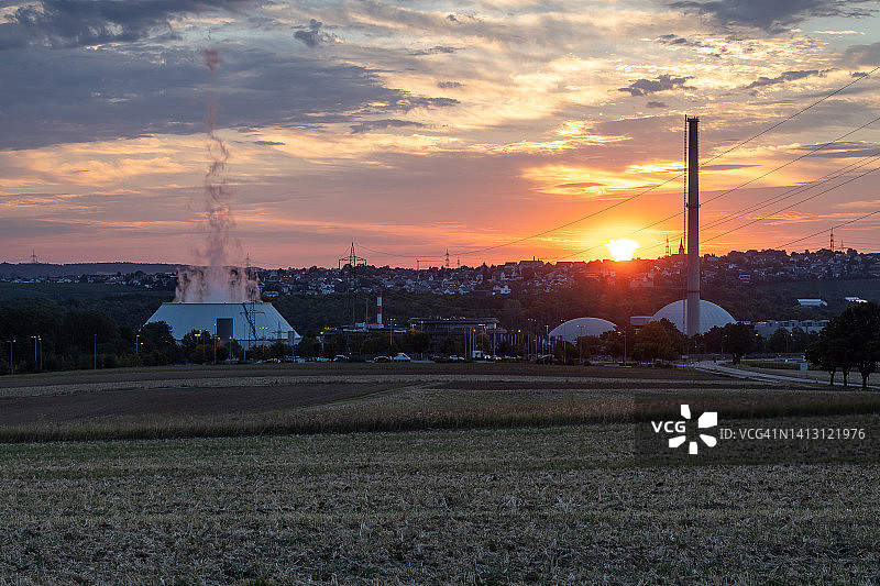 夕阳下的Neckarwestheim核电站和电塔(Baden-Württemberg，德国)图片素材