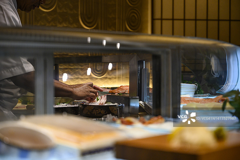在美食寿司吧里准备寿司的手图片素材