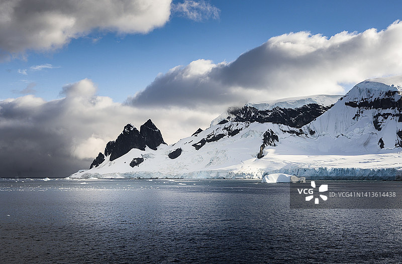 崎岖的山脉和冰川描述了南极洲图片素材