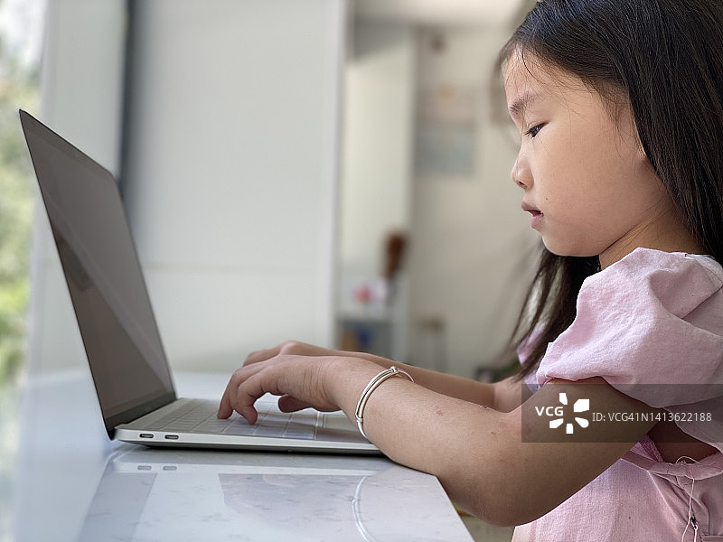 亚洲儿童使用电子学习图片素材