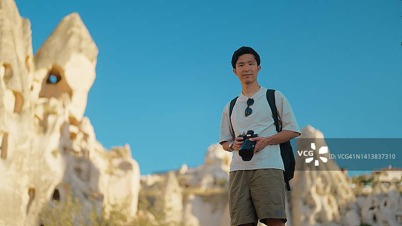 卡帕多西亚年轻男性摄影师游客的肖像图片素材