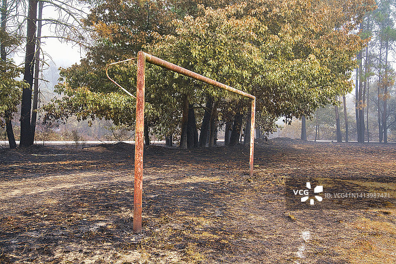 足球场被森林大火烧毁。图片素材