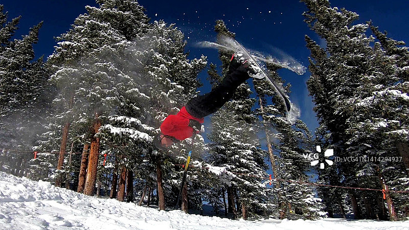 滑雪运动员在布雷肯里奇表演极空翻图片素材