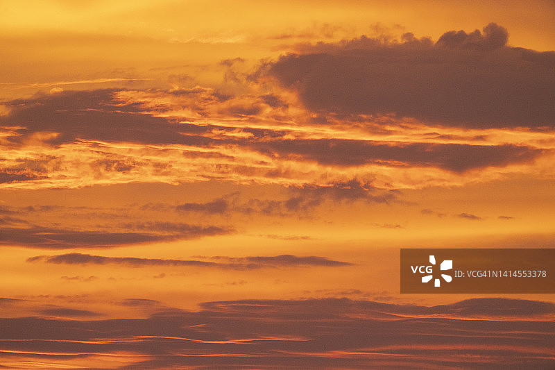 橙色日落时蓬松的云朵图片素材