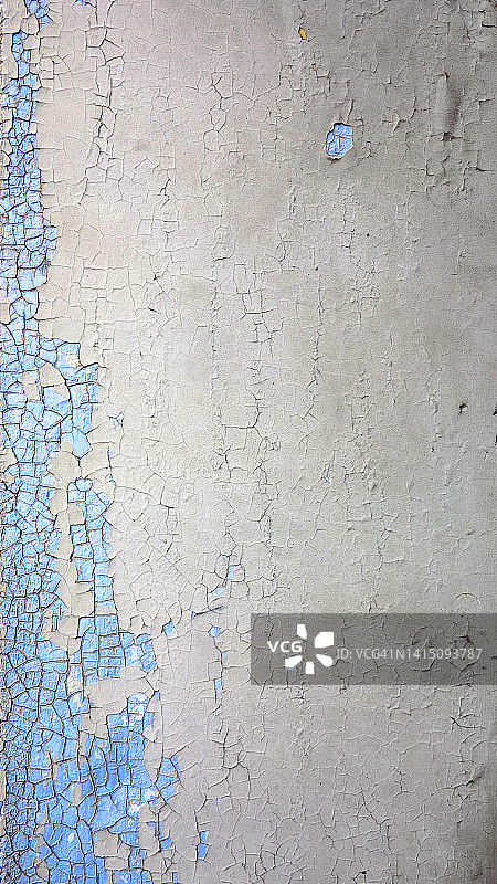 比利时布鲁塞尔，墙上的白色和蓝色油漆剥落、开裂和风化图片素材