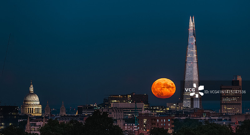 伦敦上空升起的鲟鱼满月的夜景图片素材