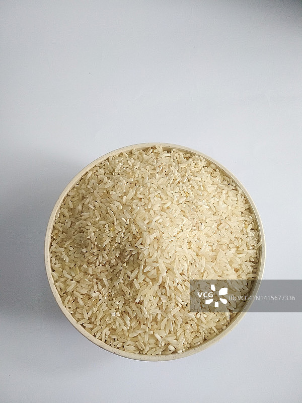 盛在碗里的生米饭图片素材