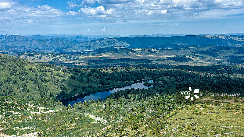 鸟瞰雪岩坡山谷中的绿松石湖。位于阿尔泰山脉、红山或科森斯基区Krasnaya gora的美丽湖泊图片素材