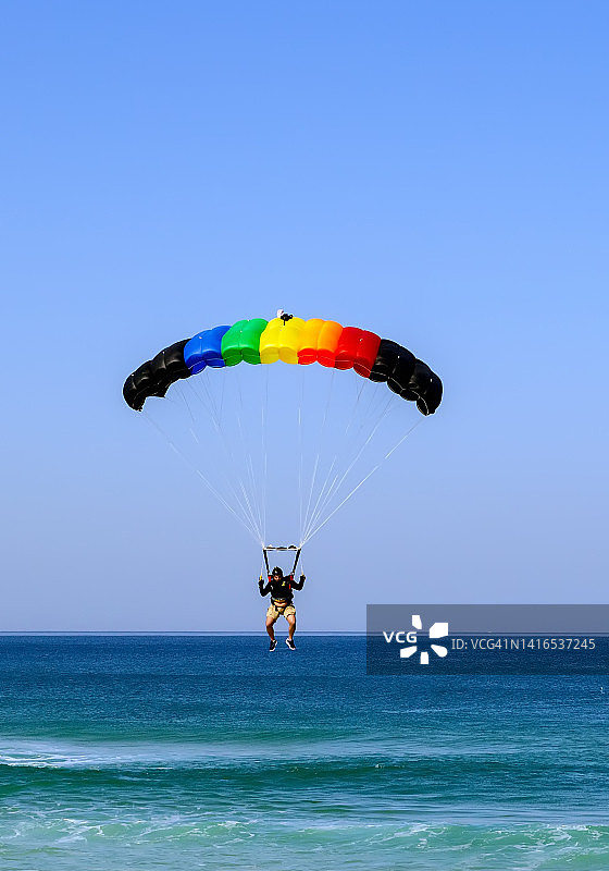 跳伞运动员在海滩上空飞行图片素材