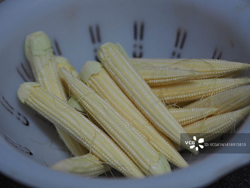 小玉米黄色蔬菜在白色的篮子图片素材