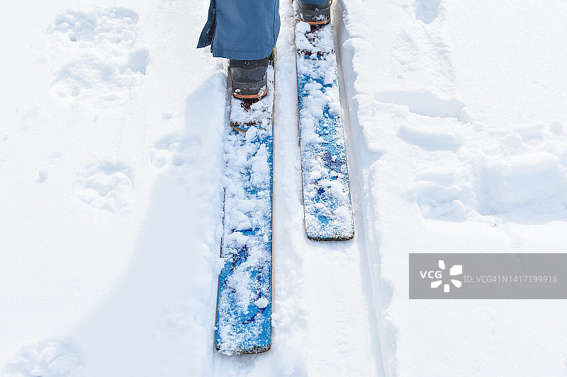 人们穿着设计好的滑雪板在雪堆中穿行。冬季运动,散步。雪地上的木制古董滑雪板图片素材